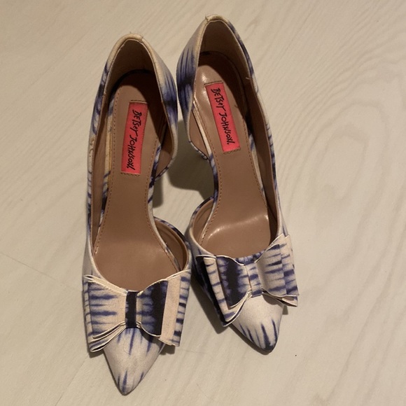 Betsey Johnson/ Tri Bow Heels/6.5 - Picture 3 of 7